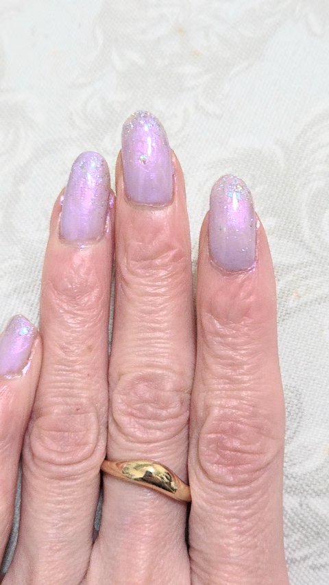 ✨✨✨本日のネイル✨✨✨
#セリア
#ACネイルエナメル
044ライラック
を、メインカラーに使用しました。
このライラックがめちゃくちゃ好き♡

この大好きなライラックに
#デュカート
#ネイルマイン
39Mermaid Dream
を、