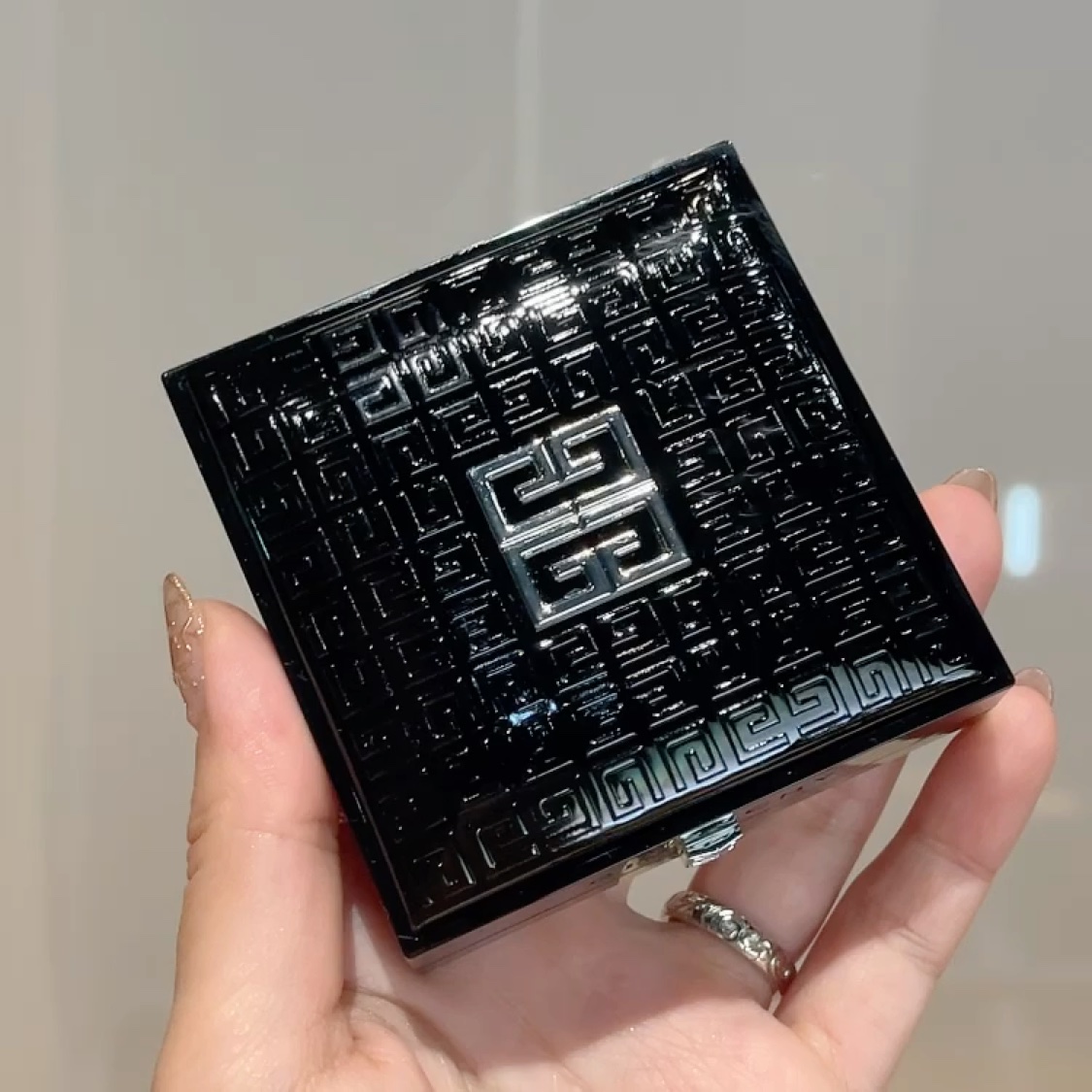 プリズム・リーブル・スキンケアリング・グロウ・クッション/GIVENCHY/クッションファンデーションを使ったクチコミ（3枚目）