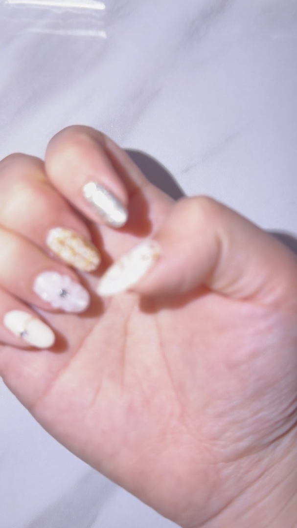 成人式ネイル💅🏻✨️

右手ver.

両手で3時間かかりました！
（亀裂補強4本？込）

ベースはパラジェルです！

#ネイル #ネイルデザイン #ジェルネイル #ジェルネイルデザイン #パラジェル #成人式 #成人式ネイル 