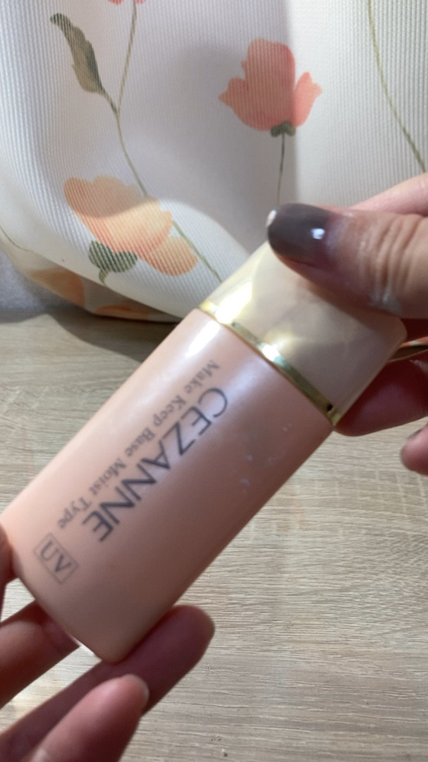 #CEZANNE 
皮脂テカリ防止下地 保湿タイプ　¥770

液体タイプの化粧下地です。安かったので買ってみました。
化粧品ですよ〜って感じの匂いと乾燥（特に冬）が気になってリピートはしないかな…。
#プチプラ #化粧下地 #プチプラコス