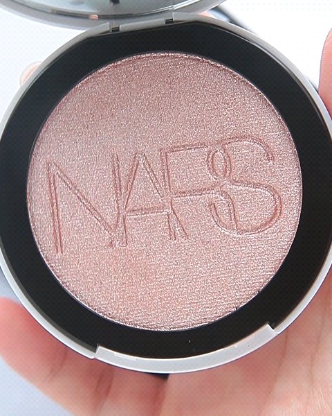 NARS ライトリフレクティング ルミナイジングパウダー/NARS/パウダーハイライトを使ったクチコミ（2枚目）