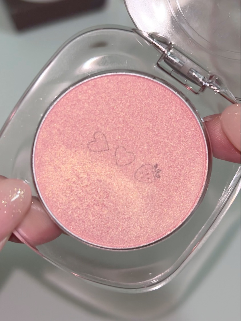 A.chi シュガービームハイライターのクチコミ「文字なしでもっとわかりやすい質感を見たい方はこれ

伝わりますかこの艶……

※投稿義務なしの.....」（3枚目）