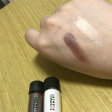 この間買ったMACのピグメントメインにしたメイク
赤リップはCITYCOLORのリップ