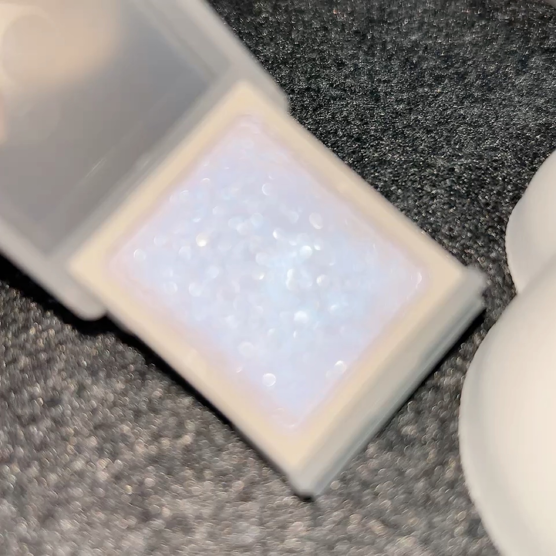 【使った商品】
無印良品
アイカラー 04 ペールラベンダー

【色味】
明るい青み紫のパールとラメ。
パールとラメに色がある って感じでアイシャドウ自体に色は無い。
めちゃくちゃ塗ってまぶたが若干青みになるくらい。

【質感】
サラサラ系