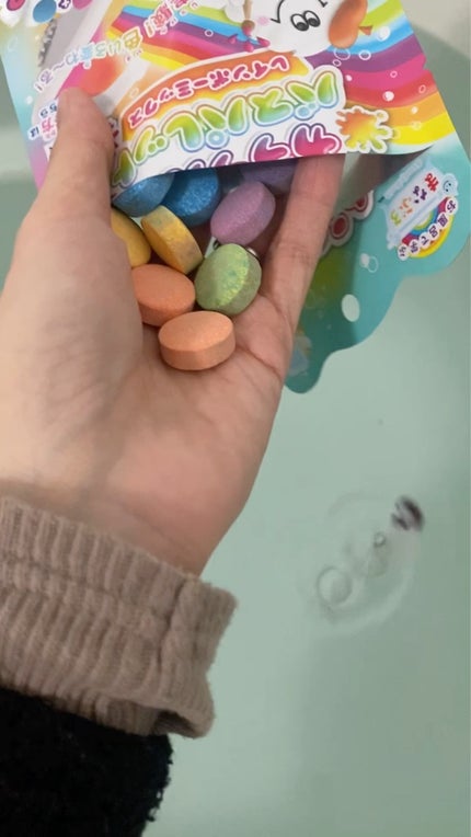 カラフル バスパレット レインボーミックス/まなぶろ/炭酸系入浴剤を使ったクチコミ(4枚目)