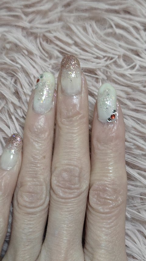 ✨🎄✨メリークリスマスイブ✨🎄✨
本日のネイル
人差し指と、薬指には
#キャンメイク
#カラフルネイルズ
N113テンダーブリーズ
を、メインカラーに使用しました。
他の指は
N29ミルクシロップ
N25カシスソーダ
の、２色で仕上げて