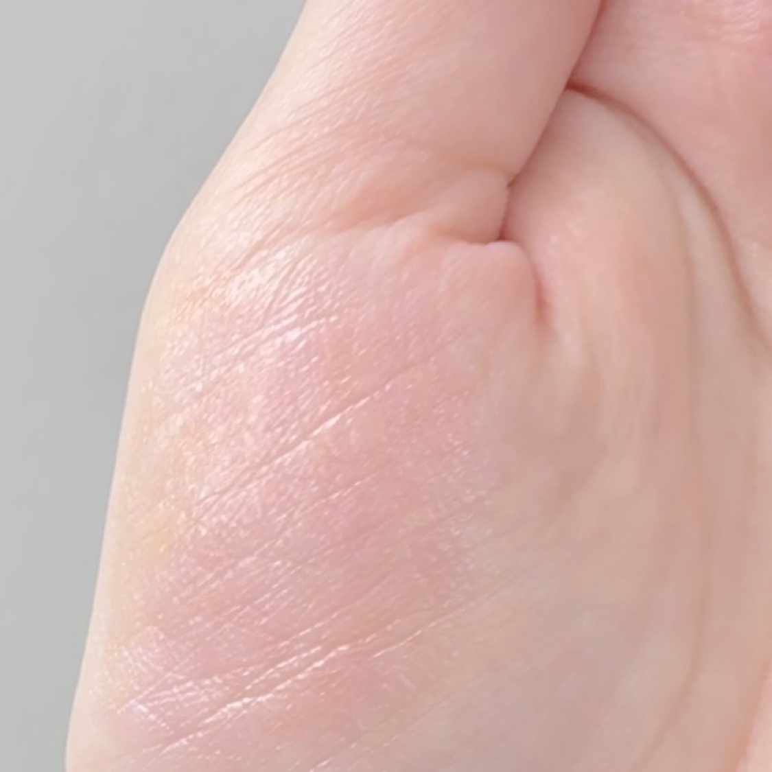 リップ バーム フロスティング ケア/PRADA BEAUTY/リップバームの動画クチコミ4つ目