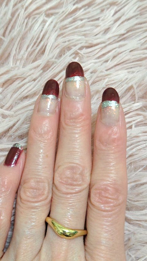 ✨✨✨本日のネイル✨✨✨
今日は昨日のネイルに重ねぬり。
#andus
#AUSホリデーネイルカラーセット
03 PARTY GLAM
RDを、昨日上部に重ねました。

#paネイルカラードロウネイル
draw07
で、ラインを描いて完成～