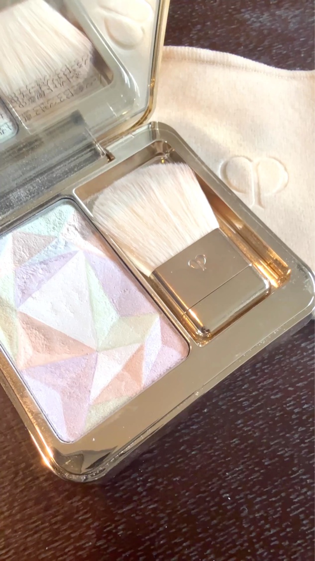 クレ・ド・ポー ボーテ
ル・レオスールデクラ
17
¥9,350

綺麗なツヤ✨
付属のブラシにとって1度手やティッシュに余分な粉をとってから肌にのせるのがオススメ

#デパコス 
#ハイライト 
#ツヤ肌 
#クレドポーボーテ 