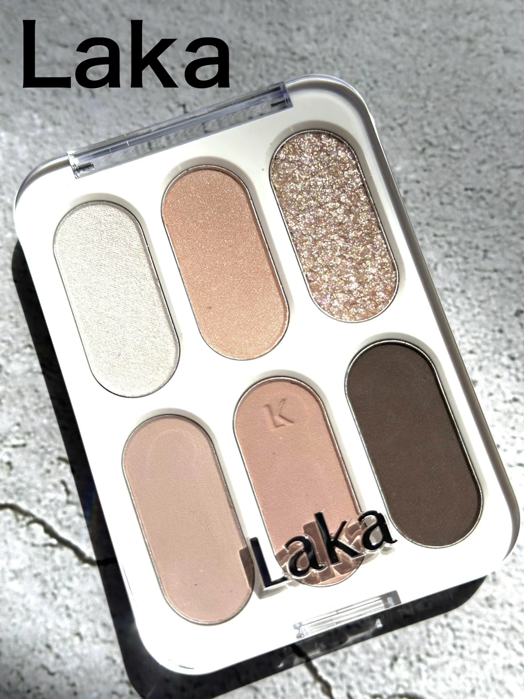 Laka
フォーエバー6アイパレット
03 プリムローズ

美容雑誌VOCEの2024年上半期ベストコスメ
アイシャドウ部門5位にも選ばれていたよ✨

くすみを感じるピンク系と締め色にブラウンと華やかなグリッターが入った6色アイシャドウパレ