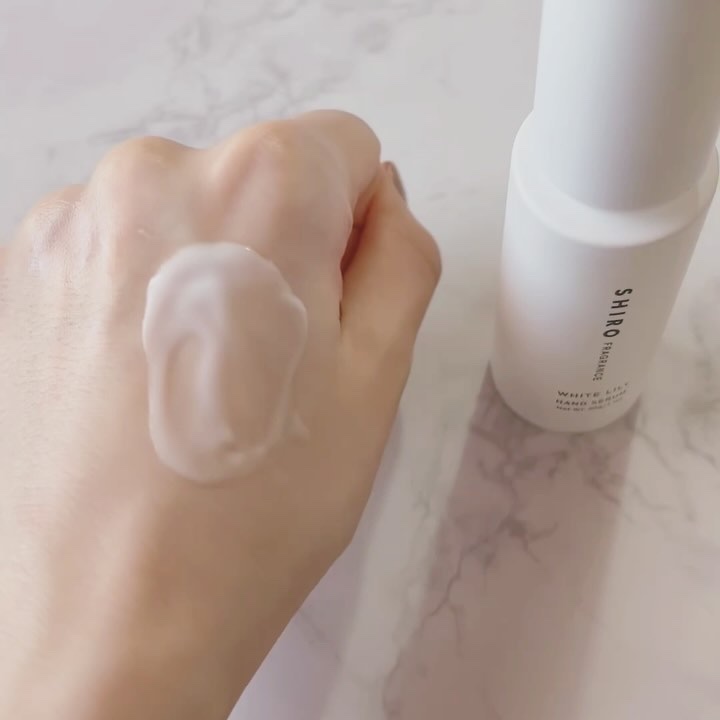 SHIRO ホワイトリリー ハンド美容液のクチコミ「SHIRO ハンド美容液

今は容器がリニューアルして
チューブタイプになっています💟

ホホ.....」（3枚目）