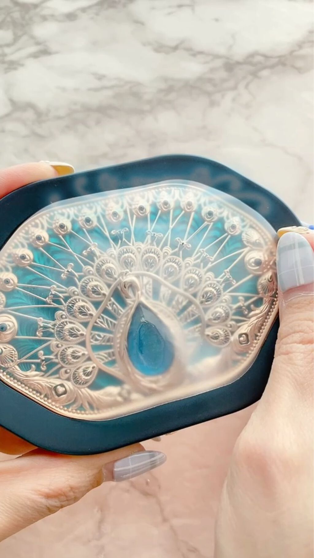 ꧁ 花西子 ꧂
灵美東方 マルチパレット

思わず一目惚れしてポチッた
花西子のタイ族限定マルチパレット。

あまりの美しさに
ぜひ動画で伝えたくなって
作ってみました。
この麗しさ、伝われ…！！！

パレットの詳細などまとめた投稿も
別で