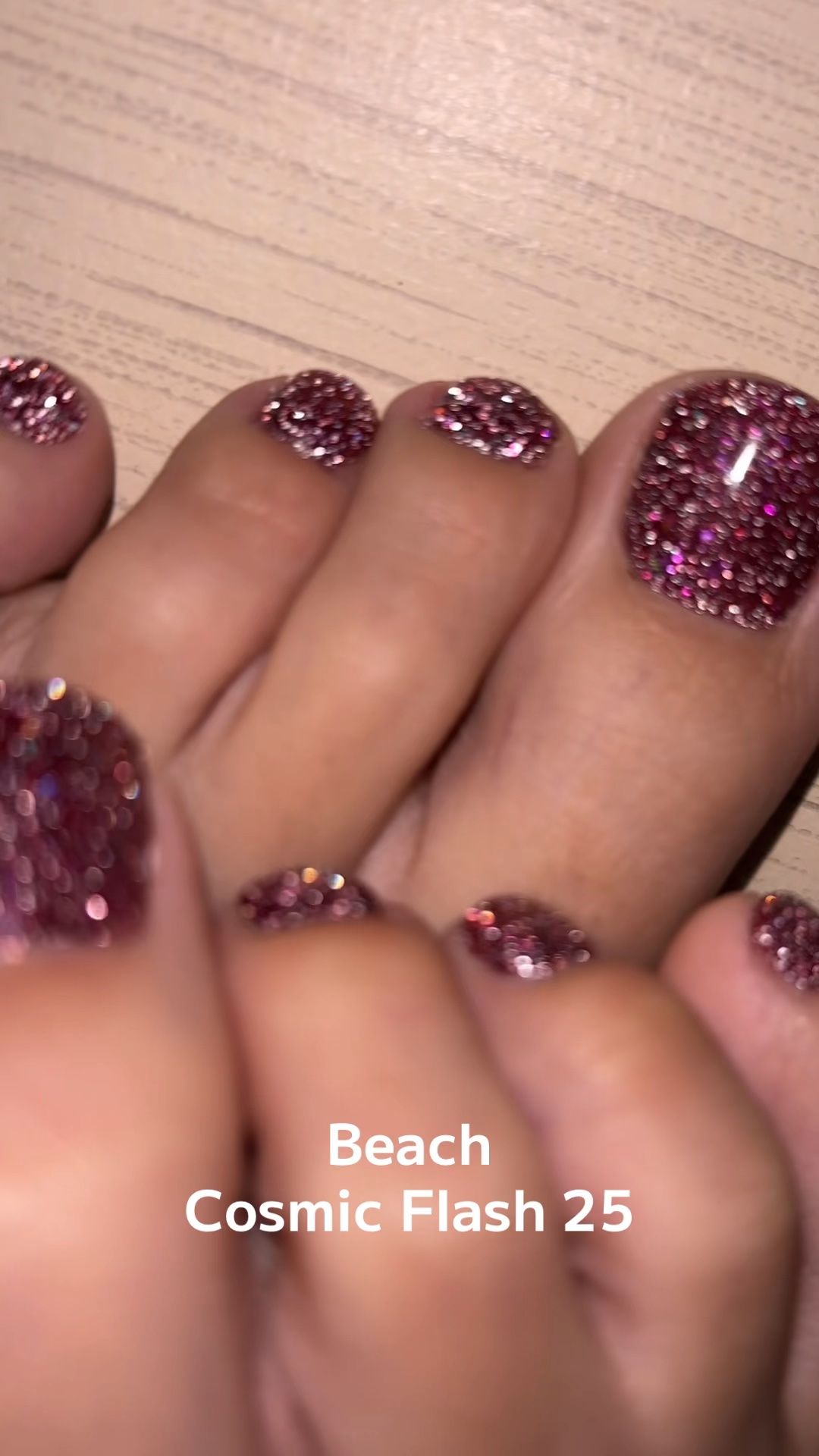 Beach
Cosmic flash gel CF25

CF25はアメリカンチェリーのような
赤紫のようなピンク紫のような深くて濃いピンク🍷💗

ピンクと紫のラメと乱切りの大きめのホロもいて可愛い🥰🫶🏼


#こっくりカラーに夢