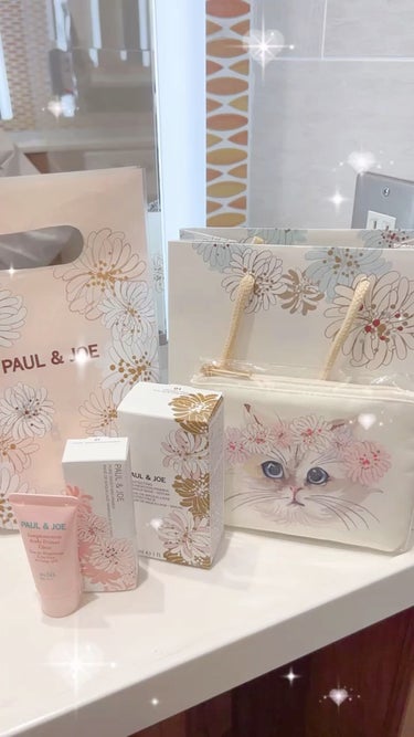 PAUL & JOE BEAUTE♡

ノベルティで可愛いポーチをもらえました＾＾
日焼け止めももらえてうれしい！

ポール&ジョーさんはパッケージもかわいいし、性能も良くて大好きなブランドです！

月