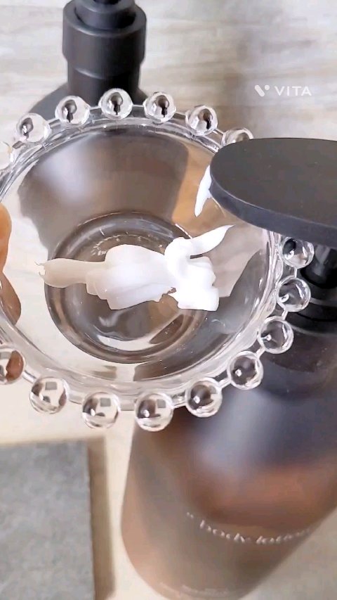 ヘトラス　ホテルセラピー ボディウォッシュ/ボディローションを使ってみました✨

おしゃれなデザインだから、どこに置いてもよく馴染みます✨

私が使ったボディセットの香りはスイセンです🤍
私が普段使ってる、お気に入りの香水に似てて、すごく