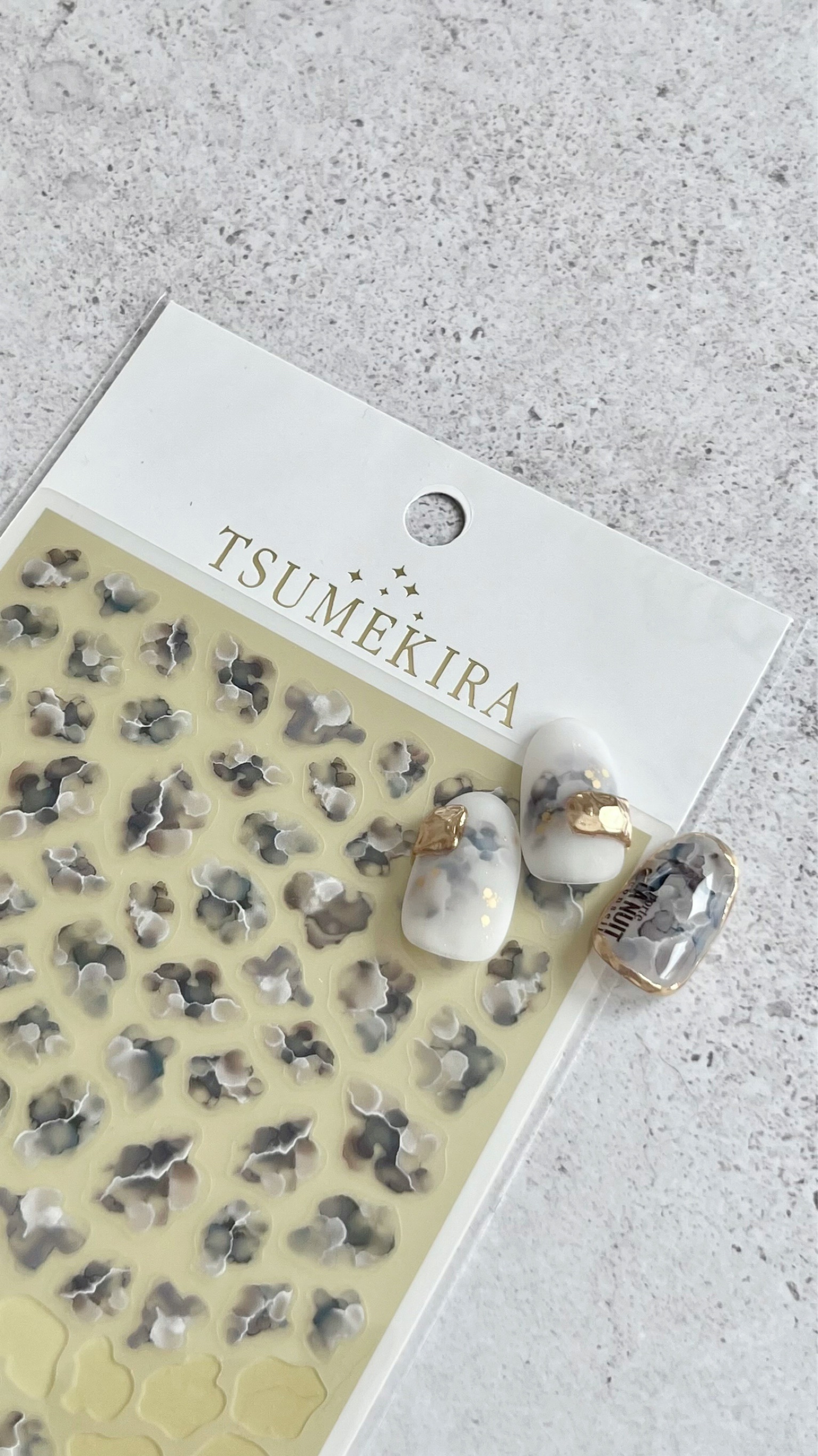 大人気インクアートシリーズの新色
ホワイトグレーを使った天然石風ニュアンスアート✨️

アートに集中しすぎてフレームアウトしまくり😂

••┈┈┈┈••

TSUMEKIRA

【NN-INK-005】
インクアート ホワイトグレー

•