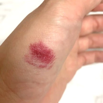 Burberry Beauty リップベルベットのクチコミ「好き
Burberryのコスメが発売になってすぐに購入したぶどう色リップ🍇と赤リップ
43.....」(3枚目)