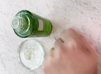 WellDerma ティーツリーハーブトックスシカアンプル美容液のクチコミ「WellDerma様の1年分でいただいたHerb Tox CICA SERUMを
使ったよ🌱 .....」(2枚目)