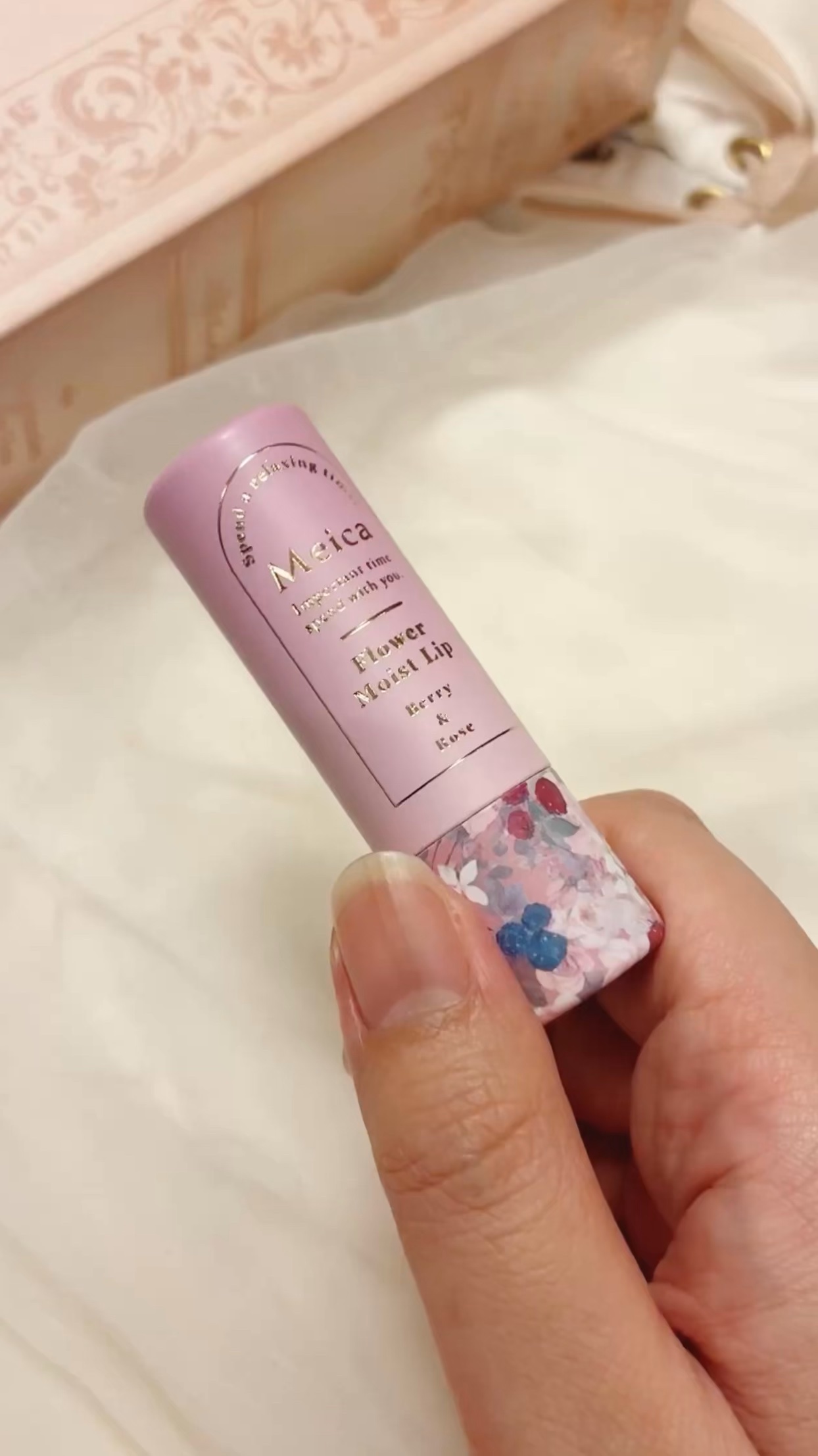 
Meica（メイカ） 🌷 
フラワーリップ ベリー&ローズ【数量限定】 💄✨ 
お花と金箔が入ったクリアタイプのリップクリーム💖 スクワラン（保湿成分）配合で、ベリー＆ローズの香りにつつまれるごほうびケアタイムに🌹💕 