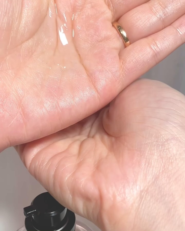 ブラックティーナリッシングヘアエッセンス/ANILLO/ヘアオイルの動画クチコミ3つ目