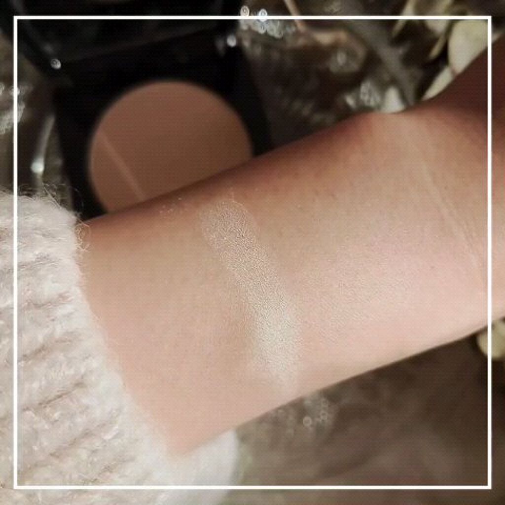 シアーフィニッシュ プレストパウダー/BOBBI BROWN/プレストパウダーの動画クチコミ4つ目