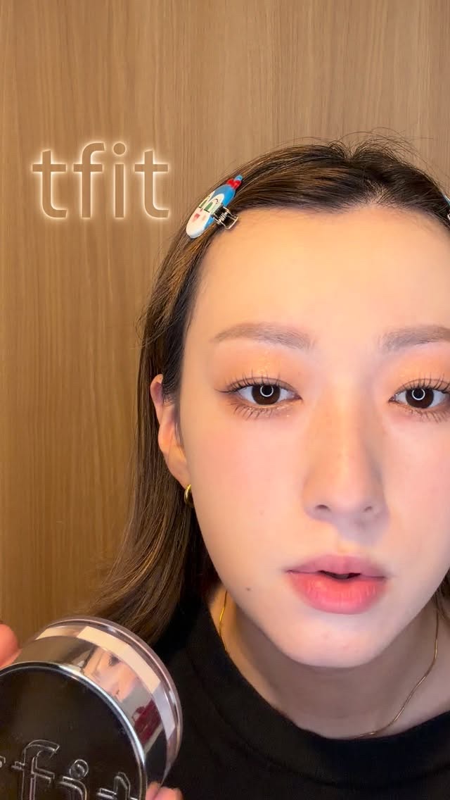 サラッとうるっとセミマット仕上げ🪞
最近どハマり中のパウダー💘

@tfit.japan 

・トランスルーセントセットエッセンシャルパウダー 01 White

ウォータープルーフで崩れにくくて
毛穴の凹凸隠してくれて油分コントロール