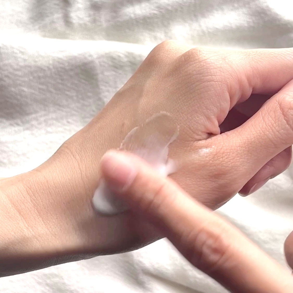 インブレイスハンドクリームネロリ＆ペチュリー/AROMATICA/ハンドクリームの動画クチコミ2つ目