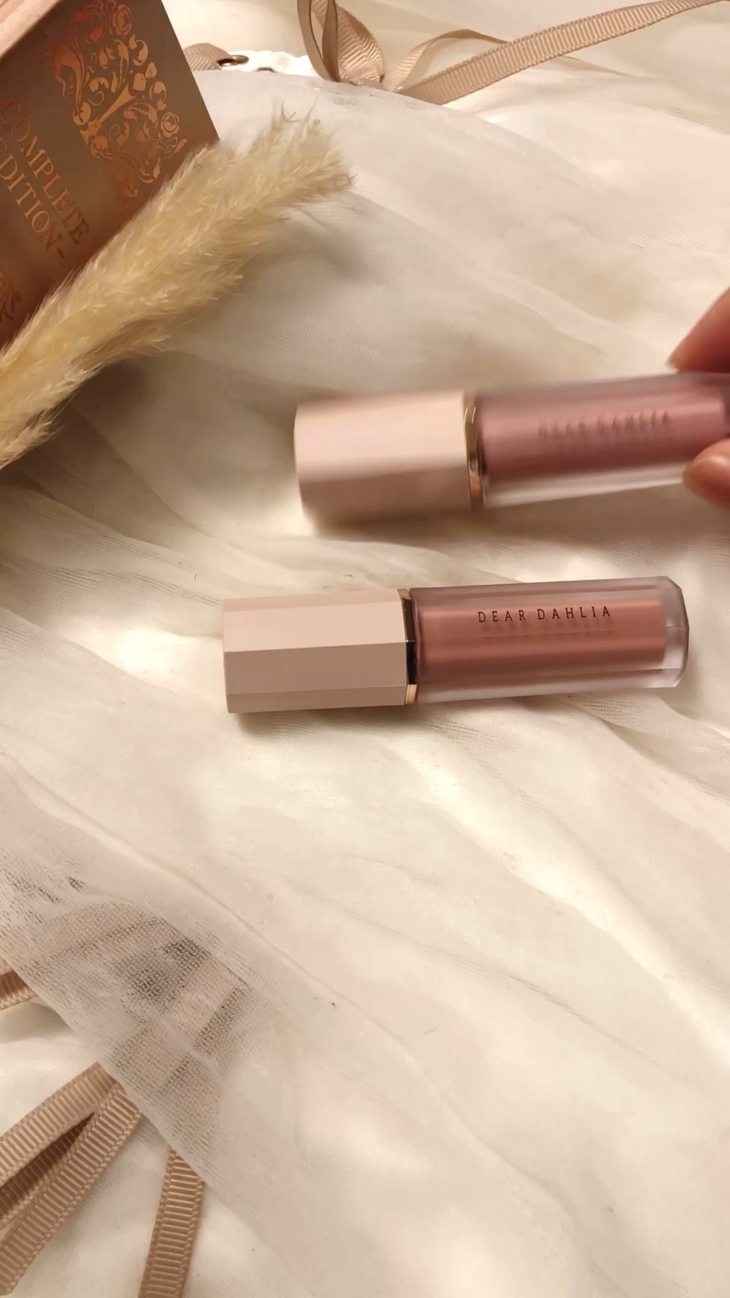 ペタルドロップリキッドブラッシャー/DEAR DAHLIA/リキッドチークの人気ショート動画