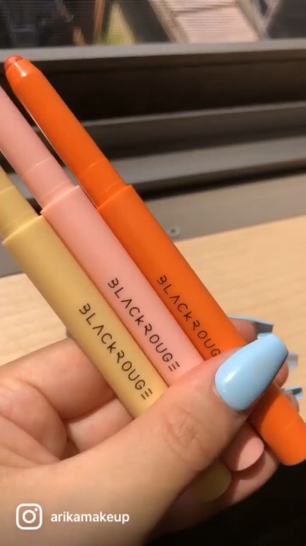 パワープルーフスティックシャドウ/BLACK ROUGE/スティックアイシャドウの動画クチコミ1つ目