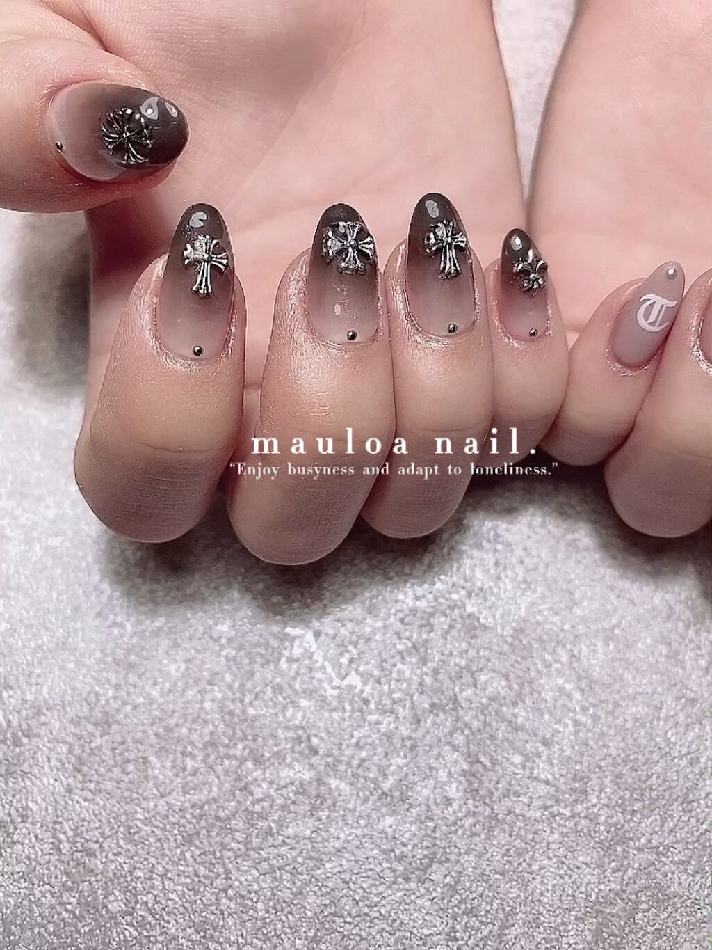 #オールドイングリッシュネイル,#グレーネイル,#アートネイル,#海ネイル,#ミラーアートネイル,#ブラックシルバーネイル,#太陽ネイル,#うねうねネイル,#サマーネイル,#ジュエリーネイル,#ミラーネイル,#手書きアートネイル,#チェーンネイル,#囲みチェーンネイル,#カーキネイル,#秋ネイル,#天王寺ネイル,#ネイルのネイルデザイン