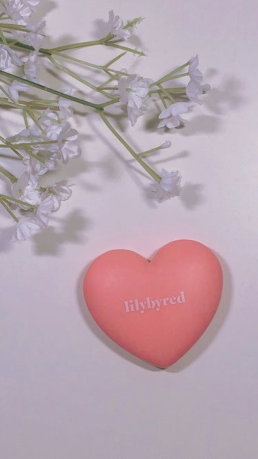 lilybyred ラブビームチーク #04 
ハートのパッケージが超可愛い〜！

コーラルよりのピンクで
色白さんなら
ブルベイエベ問わず使えそうな色です！

濃くつきやすいのでスポンジなどにとって
