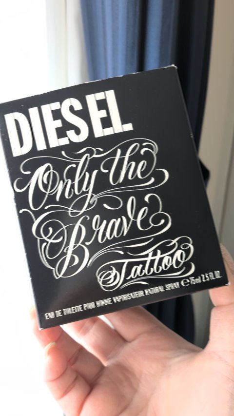 DIESEL
ディーゼル オンリーザブレイブタトゥー
75mL

シンガポール旅行中に夫が思わず即決した、ディーゼル オンリー ザ ブレイブ タトゥー✨️
スパイシー×スウィートの絶妙なバランスで、最初のインパクトから一気に惹き込まれる香り