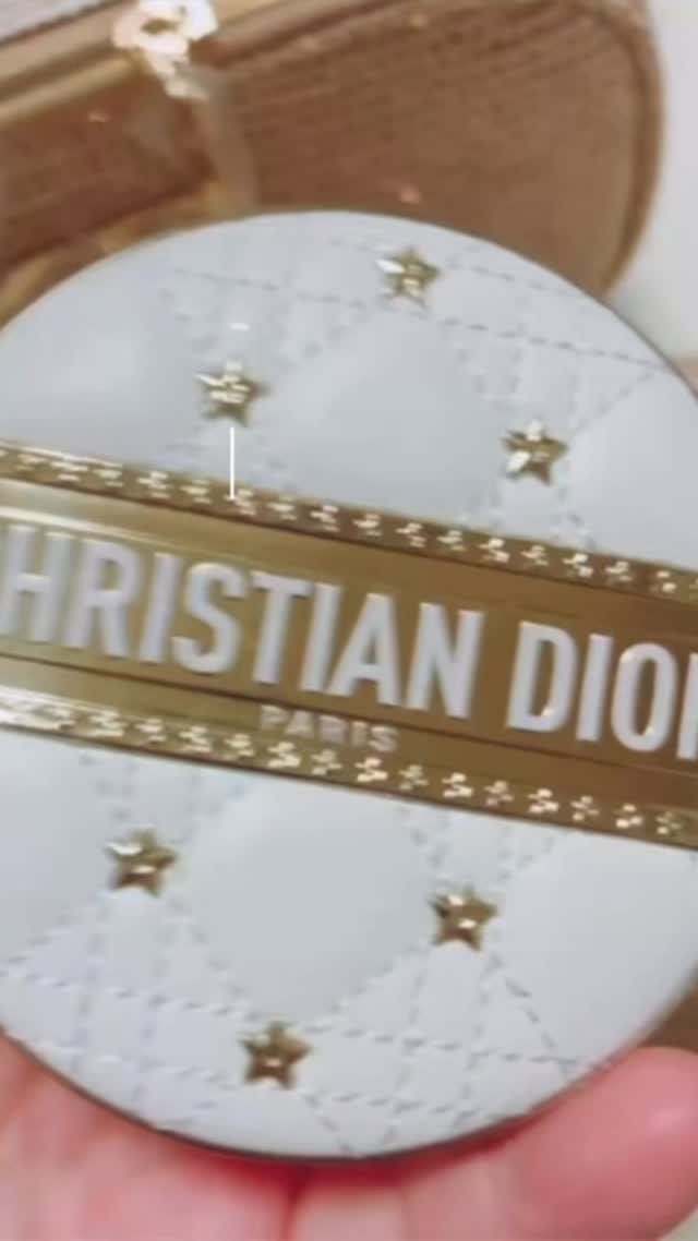 ディオールスキン フォーエヴァー グロウ ルミナイザー (ホリデー コレクション 2025 限定品)
魔法のような輝きを放ち、美しく艶めくハイライター
💞┈┈┈┈┈┈
001 
ディオースター
繊細なマルチカラーグリッターが星々のように煌