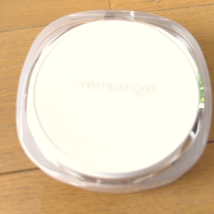 Wonjungyo　ウォンジョンヨ　トーンアップ　フィルタークッション　01　シャインピンク　¥2,970

クッション部分は硬めなので、液がつきすぎなくて使いやすいです！

パフの形は細かいところも塗りやすくなっています。

私は色白では