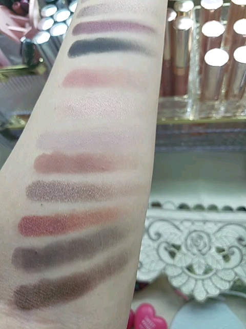 M・A・C クール パレット アイ アンド フェイスのクチコミ「↑トップ間違えた😭
MACクールパレットアイアンドフェイスのスウォッチ致しました❣

うまい事.....」（2枚目）