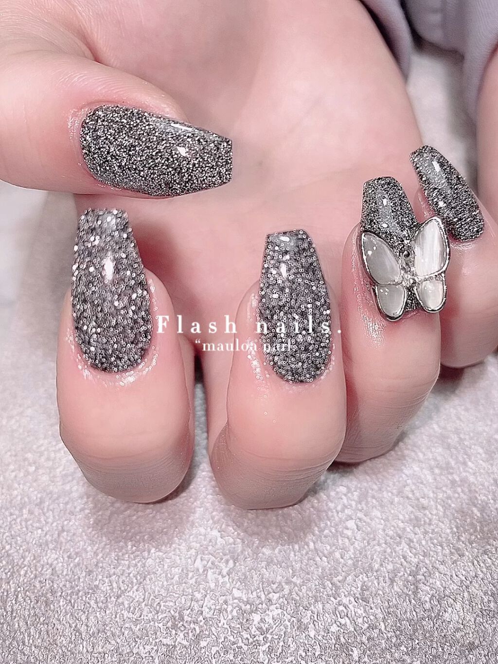 #ネイル,#ラメネイル,#秋ネイル,#アートネイル,#冬ネイル,#スワロネイル,#ニュアンスネイル,#くすみカラーネイル,#グリッターネイル,#ミラーネイル,#綺麗めネイル,#セルフネイル,#パールネイル,#白グラデネイル,#ホワイトネイル,#フラッシュネイル,#シンプルネイル,#シルバーネイル,#スノーネイルのネイルデザイン