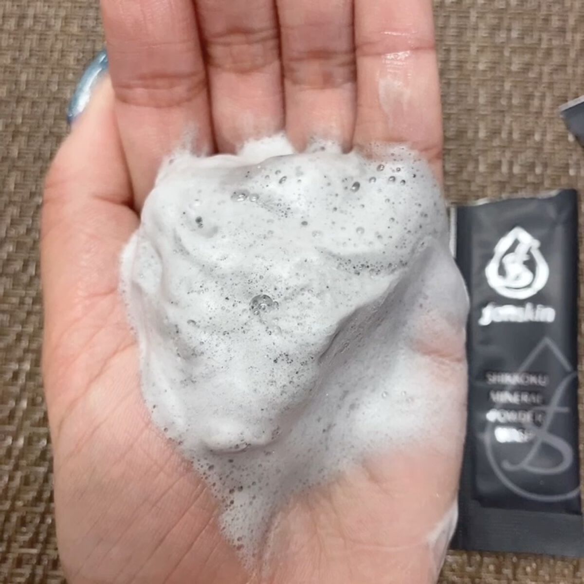 漆黒ミネラルパウダーウォッシュ/fonskin/洗顔パウダーの動画クチコミ3つ目