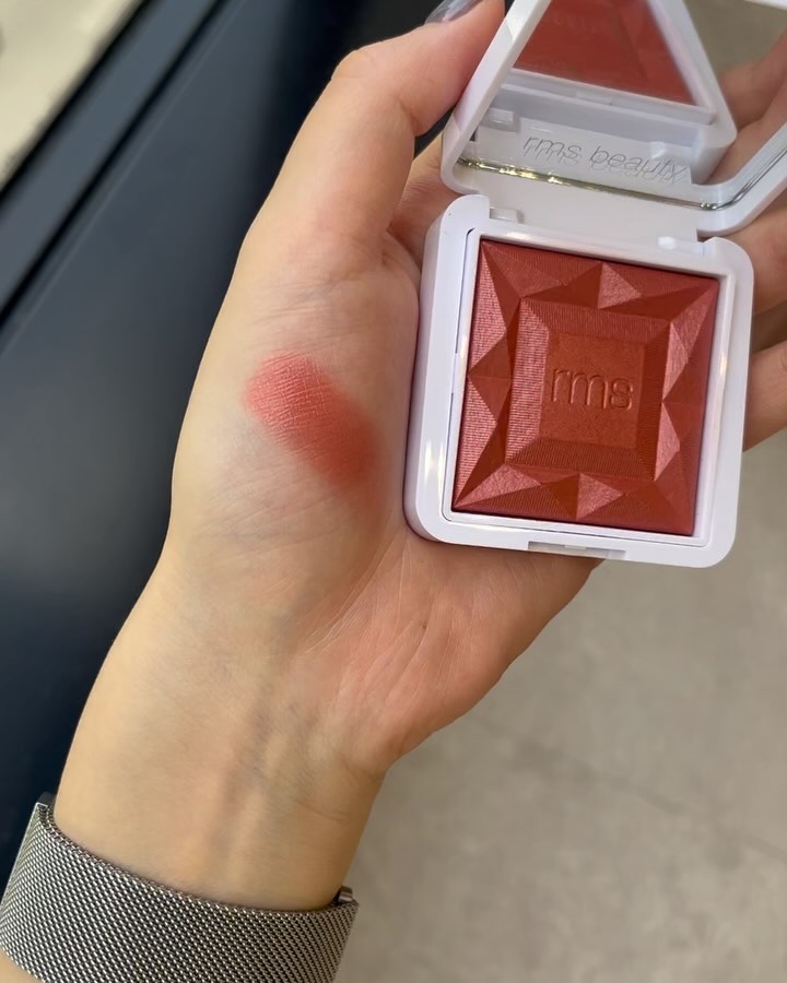 ハイドラパウダーブラッシュ/rms beauty/パウダーチークの動画クチコミ1つ目