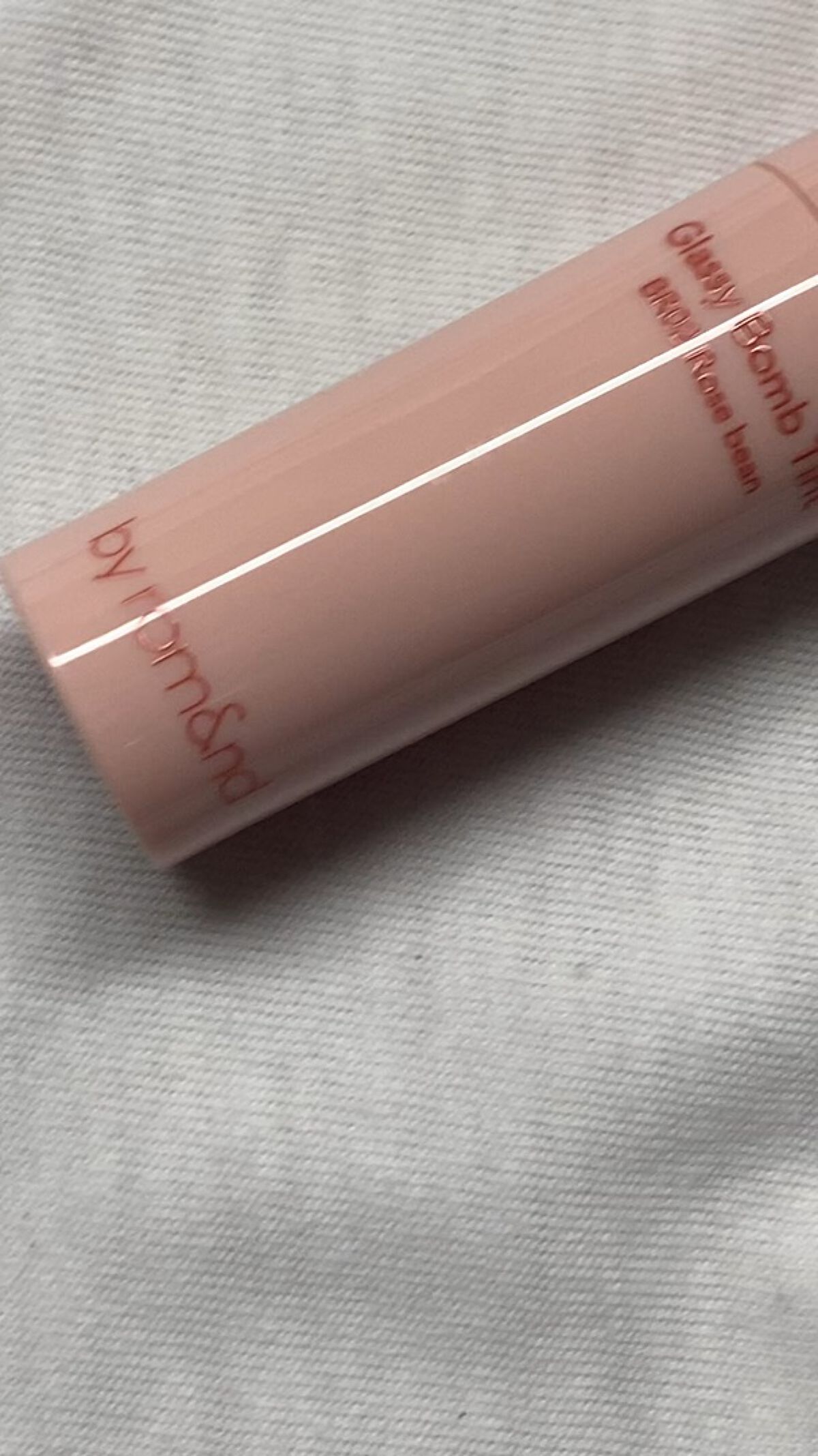 発売前から話題のコスメ💄

こんにちは🌞

今日は発売前から話題になっていたコスメを紹介していこうと思います！！

それではスタート📢

&nd by rom&nd
グラッシーボムティント
BR02 ローズビーン

ローズカラーで粘膜