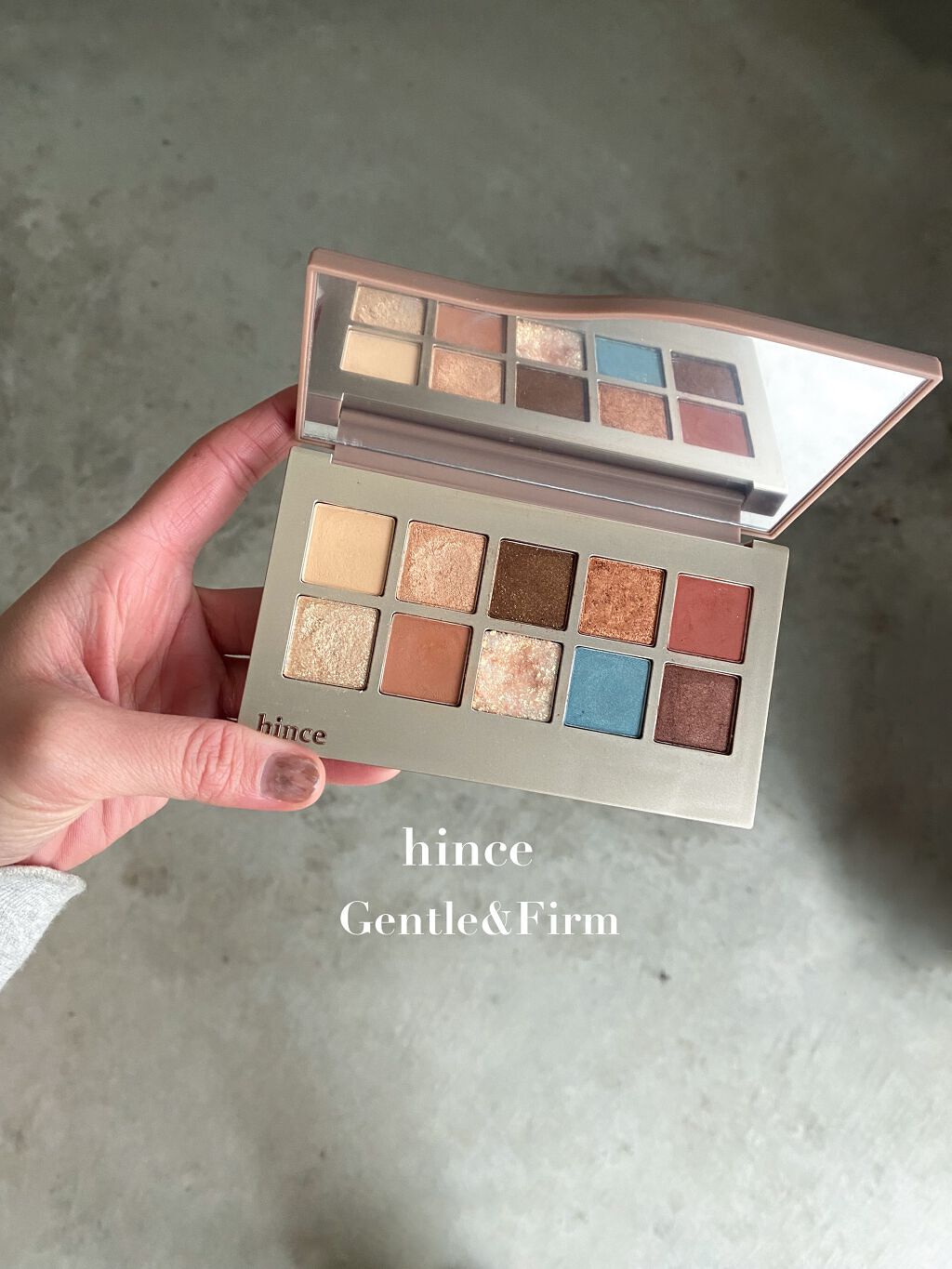  【hinceのラメシャドウ🌱】

@hince_official のニューデップスアイシャドウパレット
ジェントル&ファーム

最近毎日使ってるお気に入りパレット♡
特にこの大粒のラメが可愛いんです🕊

ツヤツヤ&濡れ感バッチリ👏�