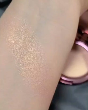 PAT McGRATH LABS SKIN FETISH: ULTRA GLOW HIGHLIGHTER のクチコミ「スウォッチ動画あり
▶︎PAT McGRATH LABS / SKIN FETISH: ULT.....」（2枚目）