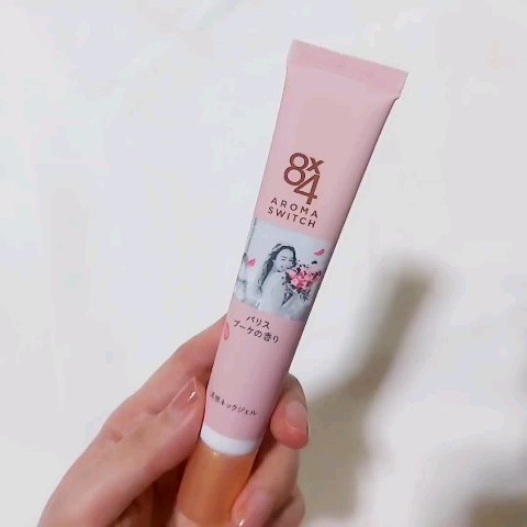 8x4 アロマスイッチ 涼感ネックジェル パリスブーケの香り/８ｘ４/デオドラント・制汗剤を使ったクチコミ（3枚目）