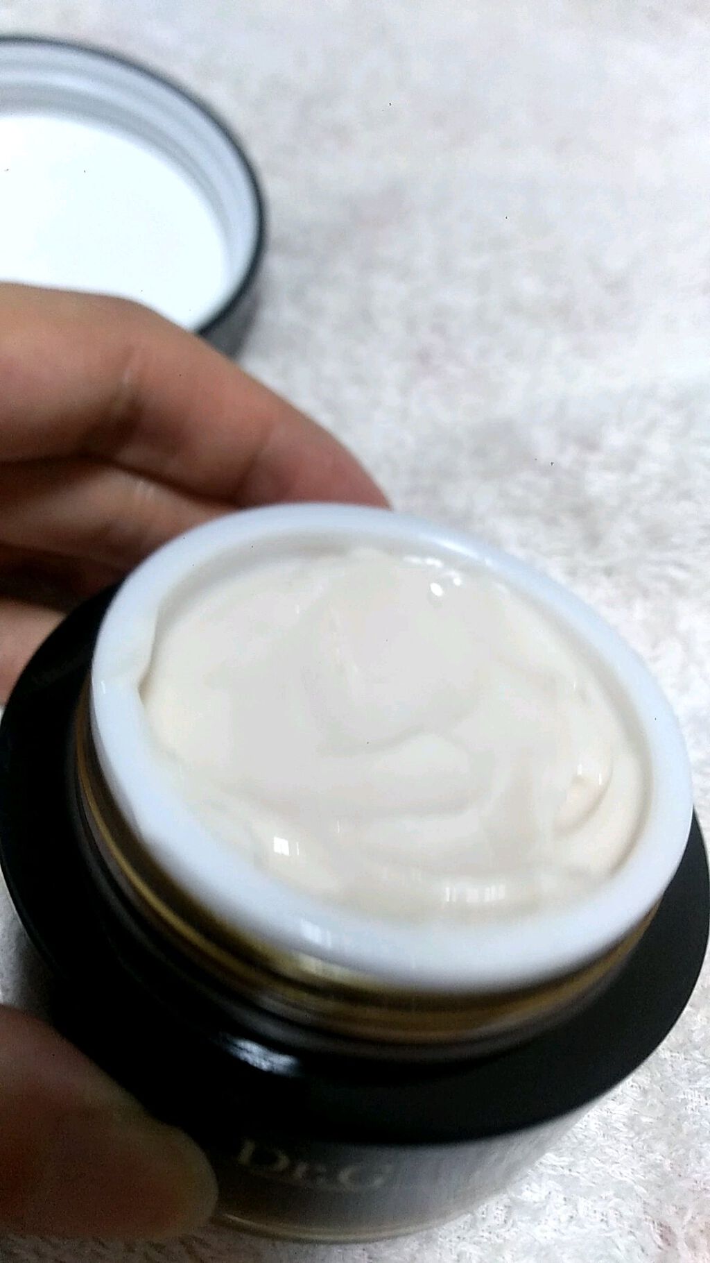 \\Dr.g_濃厚クリーム//

見た目から高級感あふれる
濃厚クリーム

テクスチャーはわりと重め
顔がテカりやすい方はティッシュオフがオススメです！

夏場はわりと重く感じるので
あえて美容液を減らしたり、
化粧水をさっぱりやさらさらっ