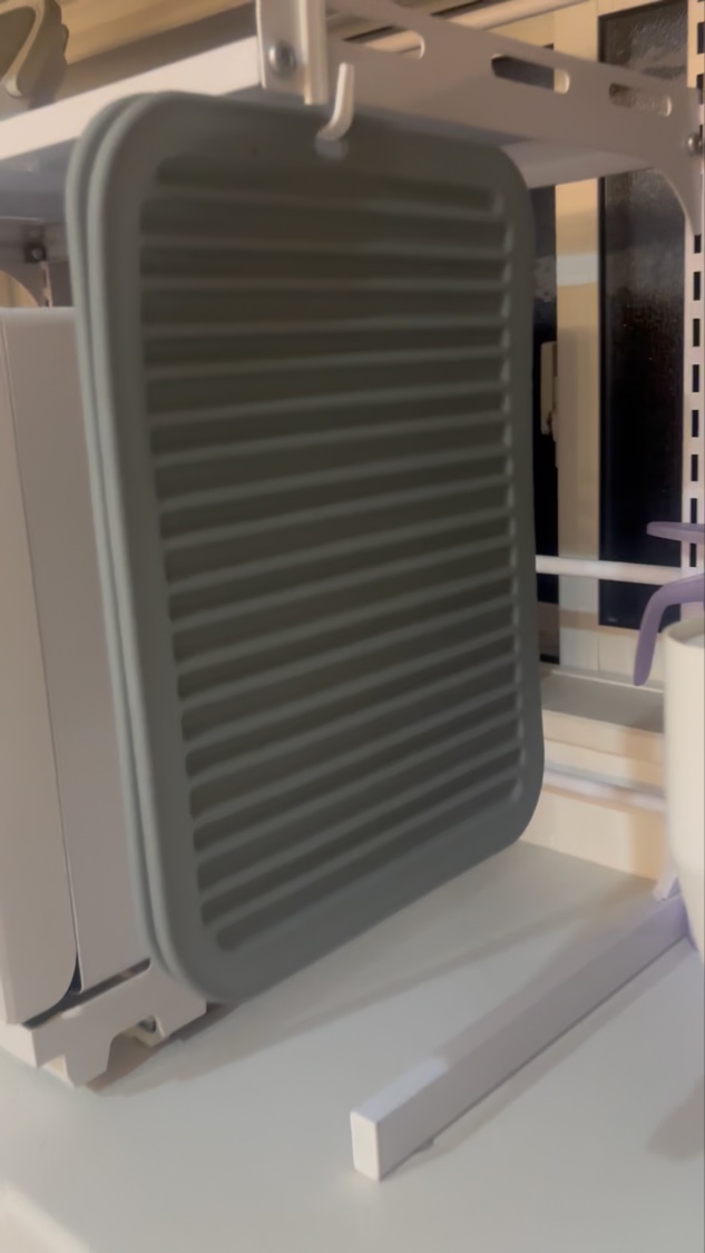 捨て活で、鍋つかみ 捨てちゃって、タオルで
代用してたんだけど、やっぱり不便で。

毎日のお料理、もっとラクに、もっと楽しくしたくない？✨
今日は、私のキッチンで「便利アイテム」認定された
**『シリコン耐熱マット 3枚セット』**を紹介す