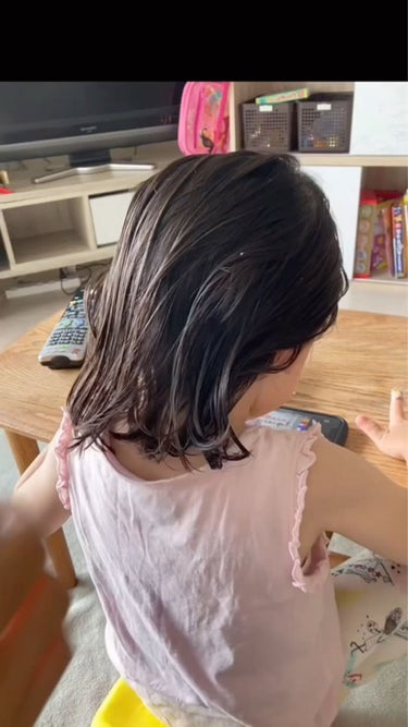 Yuki on LIPS 「4歳娘のヘアアレンジ♡編み込みと紐を使ったアレンジです👧🏻✨動..」（3枚目）