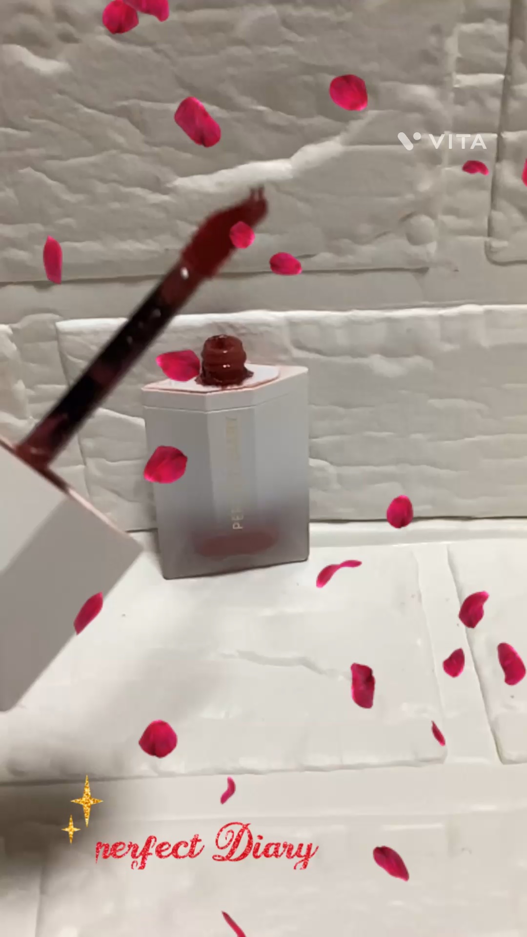 Perfect Diary（パーフェクトダイアリー）
フローティングライトリップグロス

以前X懸賞で提供いただきました🎊㊗

塗るだけで唇にクリスタル💋的な輝きケア

美容的な魅力として⬇️

	•	ガラスみたいな透明感ツヤ
　ひと塗