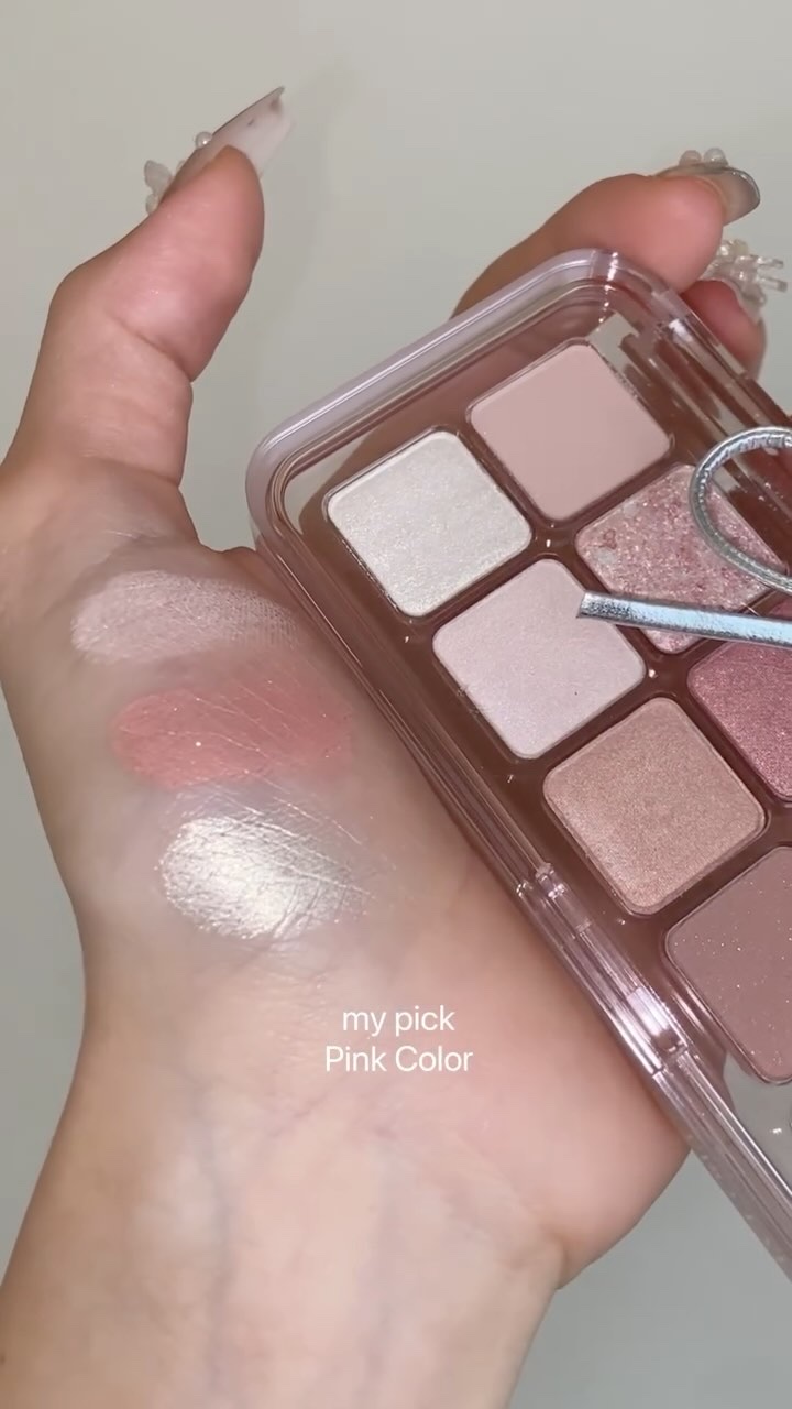 CLIOのホリデーコレクション ୨୧* ｡ ﾟ

全てのカラーにラメが入ってて本当に可愛い（ ; ; ）
ツヤ感を演出してくれる細かいラメから存在感のあるラメまで全て揃ってて、捨て色なし💭

ぜひチェックしてみてね🔍

#CLIO #ク