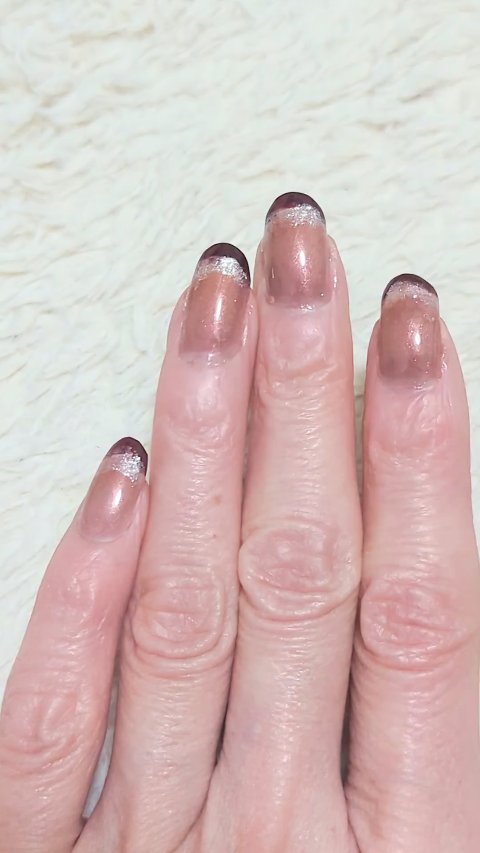 ✨✨✨本日のネイル✨✨✨
#パラドゥ
#ネイルファンデーション
RD01オパールレッド
を、メインカラーに使用しました。
爪先には、
#andus
#AUSホリデーネイルカラーセット
03 PARTYGLAM RD
その直下に
WT を乗せ