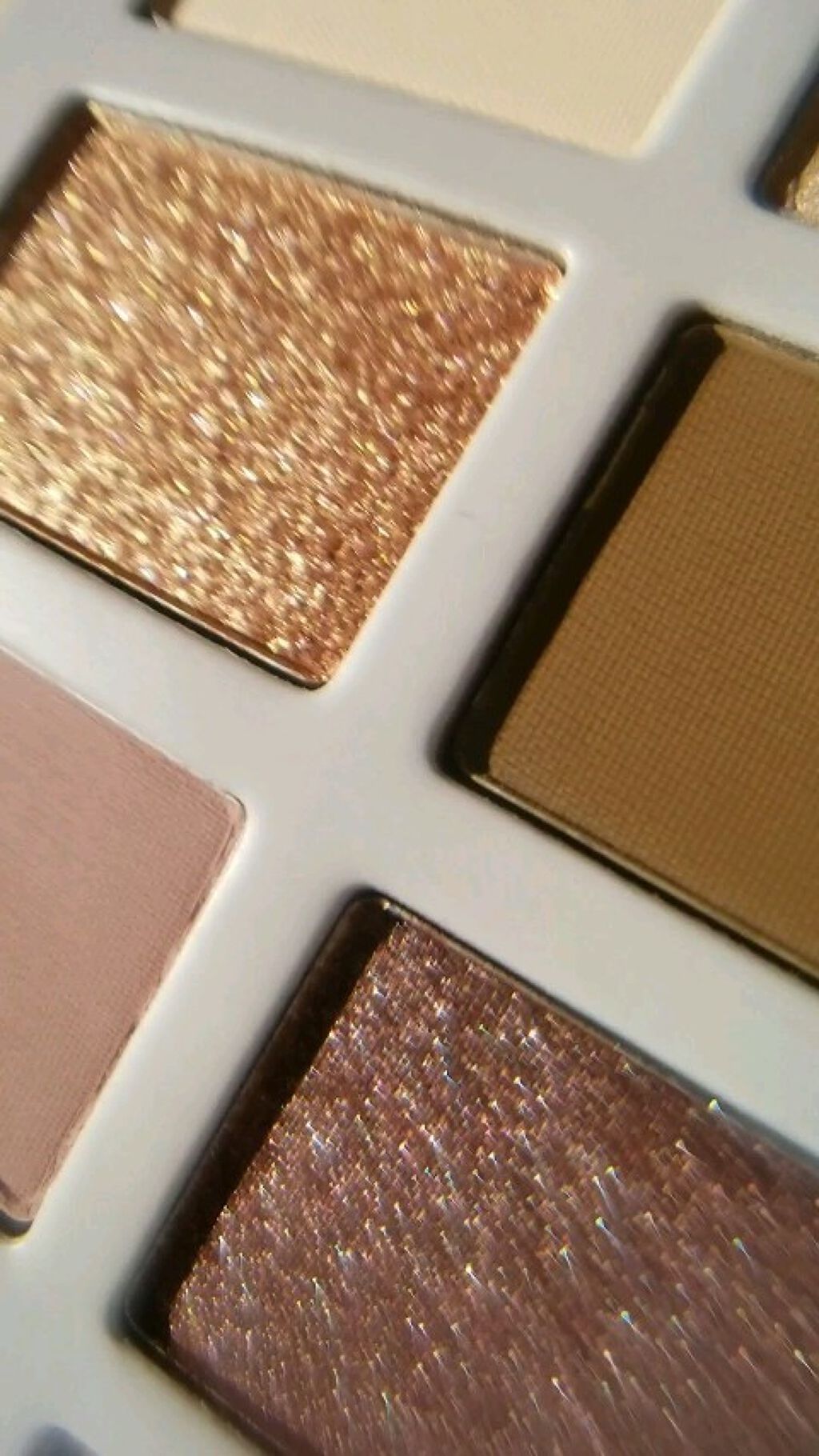 MORPHE×MADISON BEER／CHANNEL SURFING ARTISTRY PALETTE/Morphe/アイシャドウパレットの動画クチコミ1つ目