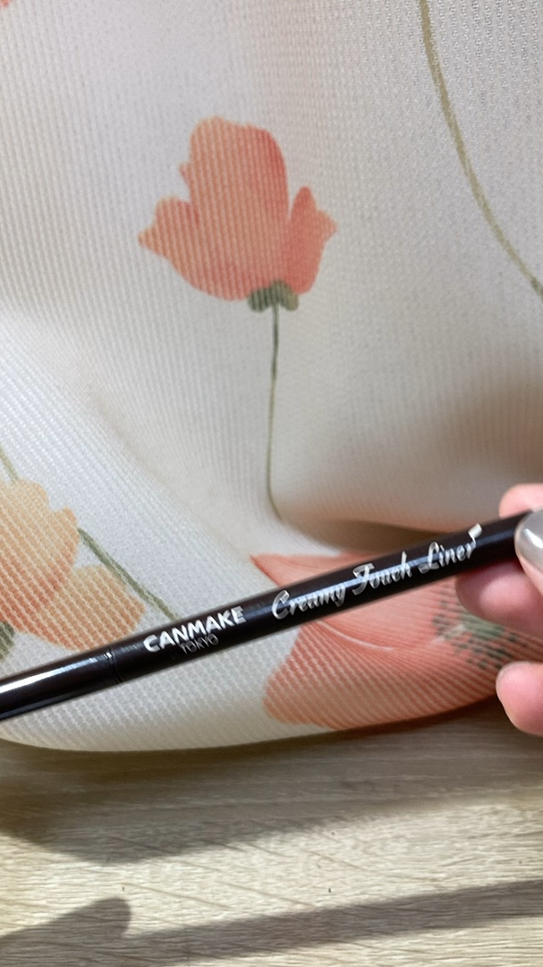 キャンメイクのクリーミータッチライナー、03ダークブラウン　¥715

言わずと知れた名品アイライナー！スルッとかけて色味も絶妙なブラウンでかわいいんだけど…
時間が経つとパンダ目になっちゃって私には合いませんでした💦合う人には凄く合うと